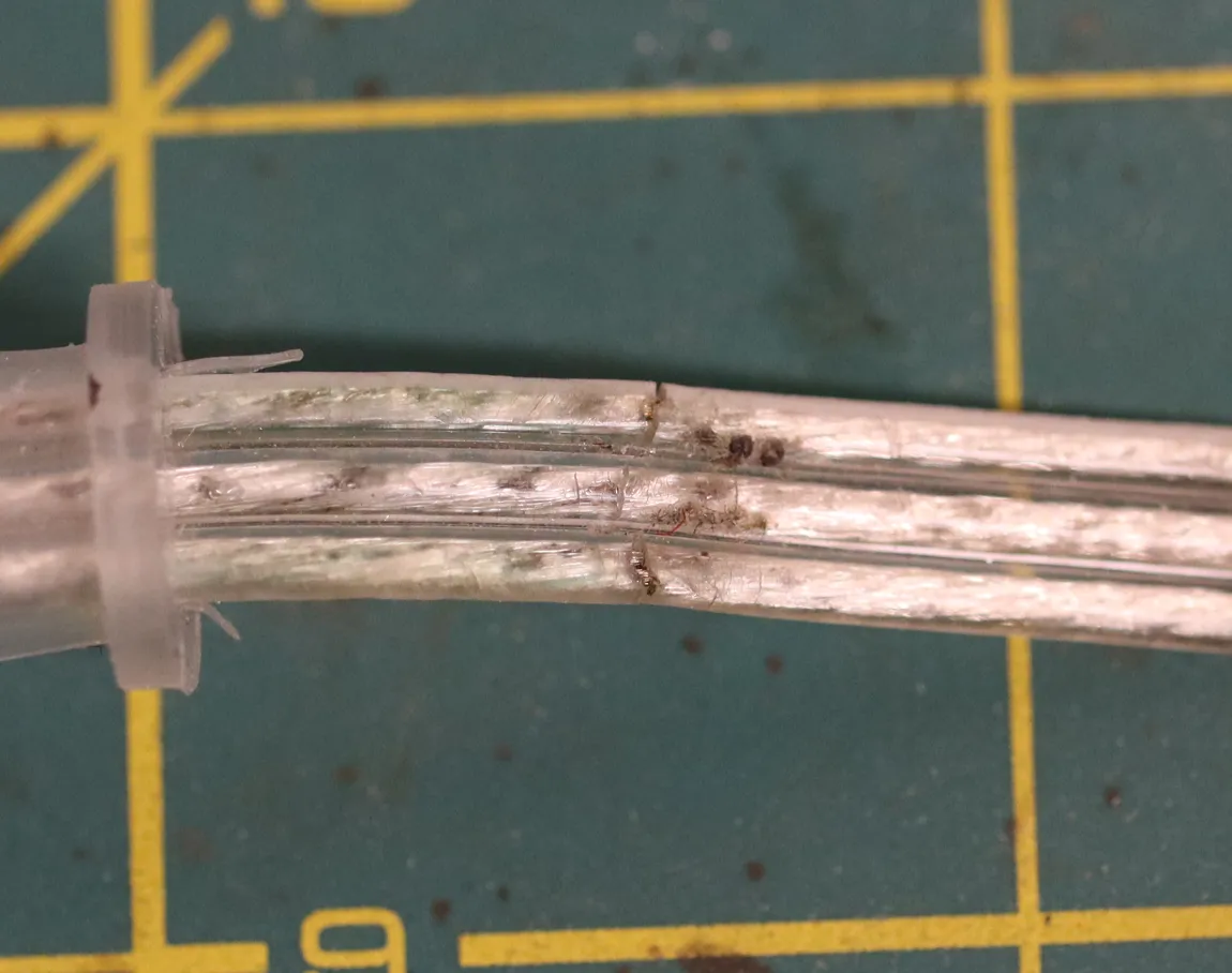 kabel med sprucket hölje